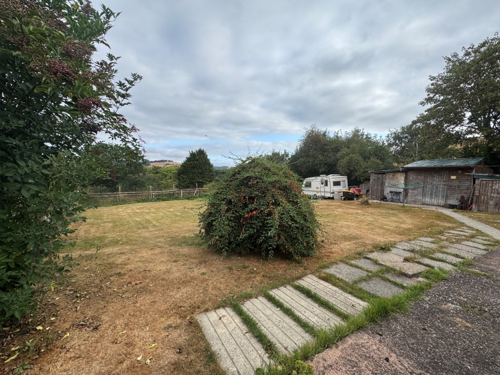 Lot: 20 - THREE-BEDROOM SINGLE-STOREY DWELLING - A FREEHOLD INVESTMENT - rear garden with sheds